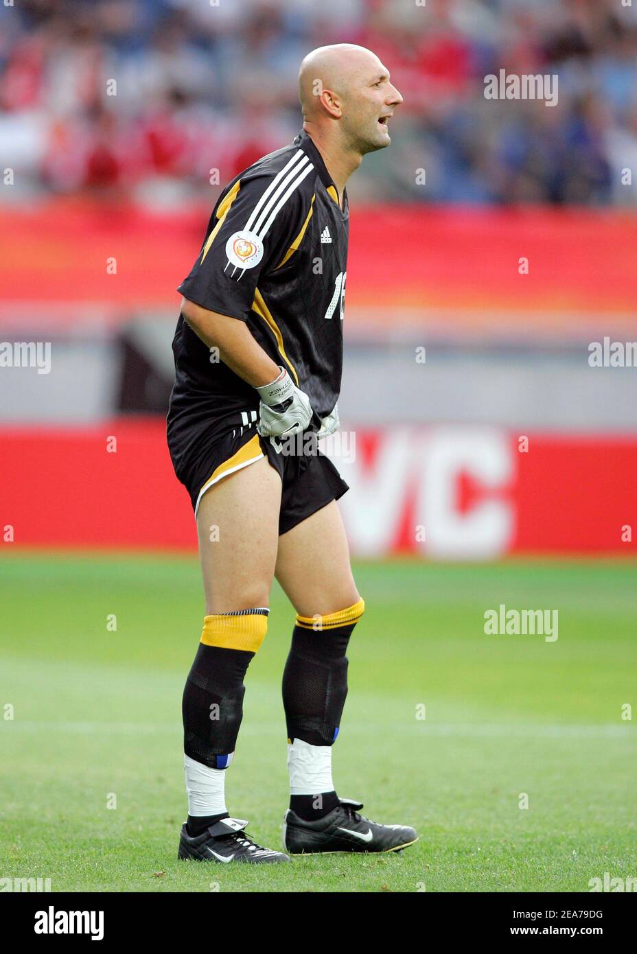 France S Goal Keeper Fabien Barthez During Euro 04 In Portugal On June 23 04 Photo By Christian Liewig Abacapress Com Stock Photo Alamy