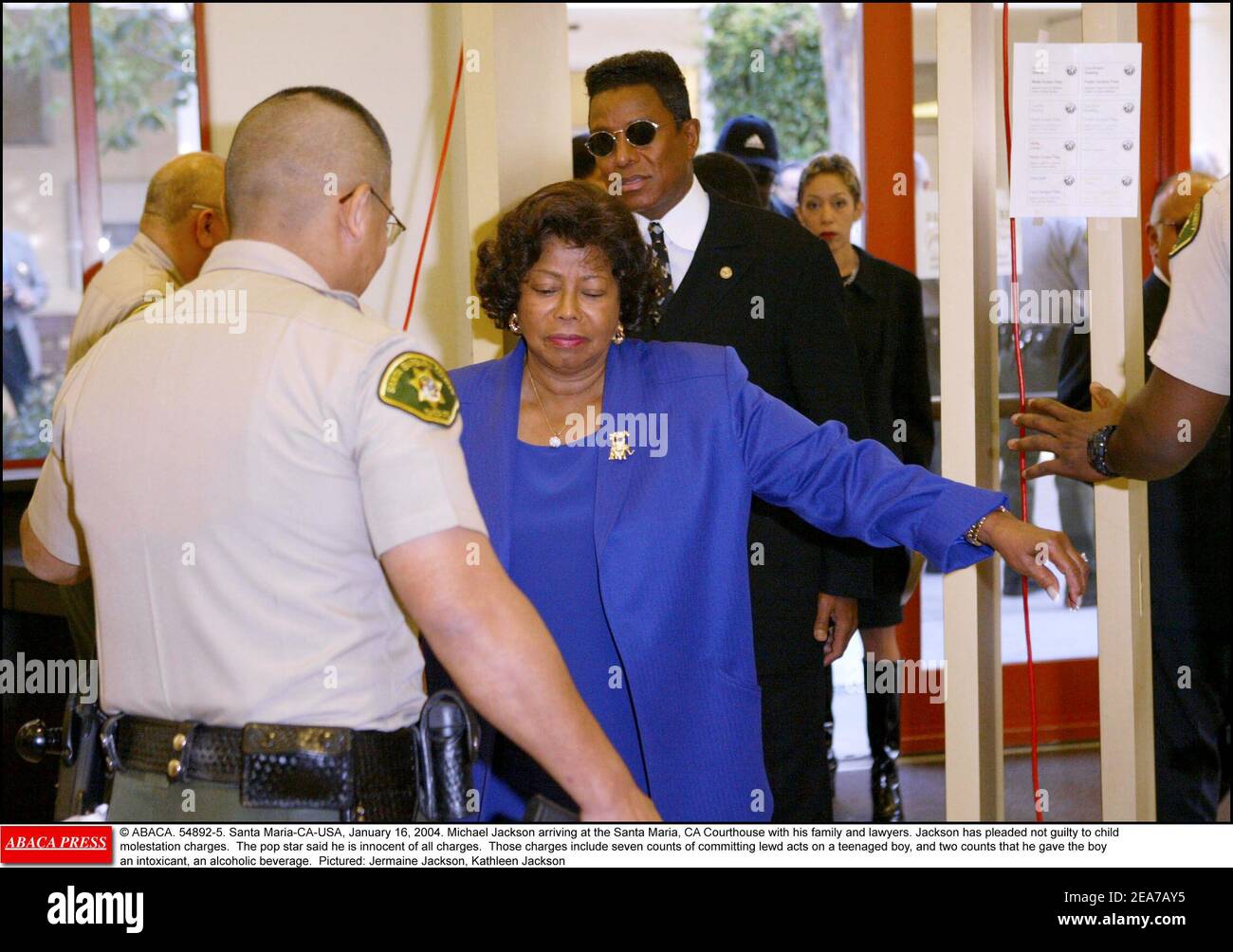 © ABACA. 54892-5. Santa Maria-CA-USA, January 16, 2004. Michael Jackson arriving at the Santa Maria, CA Courthouse with his family and lawyers. Jackson has pleaded not guilty to child molestation charges. The pop star said he is innocent of all charges. Those charges include seven counts of committing lewd acts on a teenaged boy, and two counts that he gave the boy an intoxicant, an alcoholic beverage. Pictured: Jermaine Jackson, Katherine Jackson Stock Photo