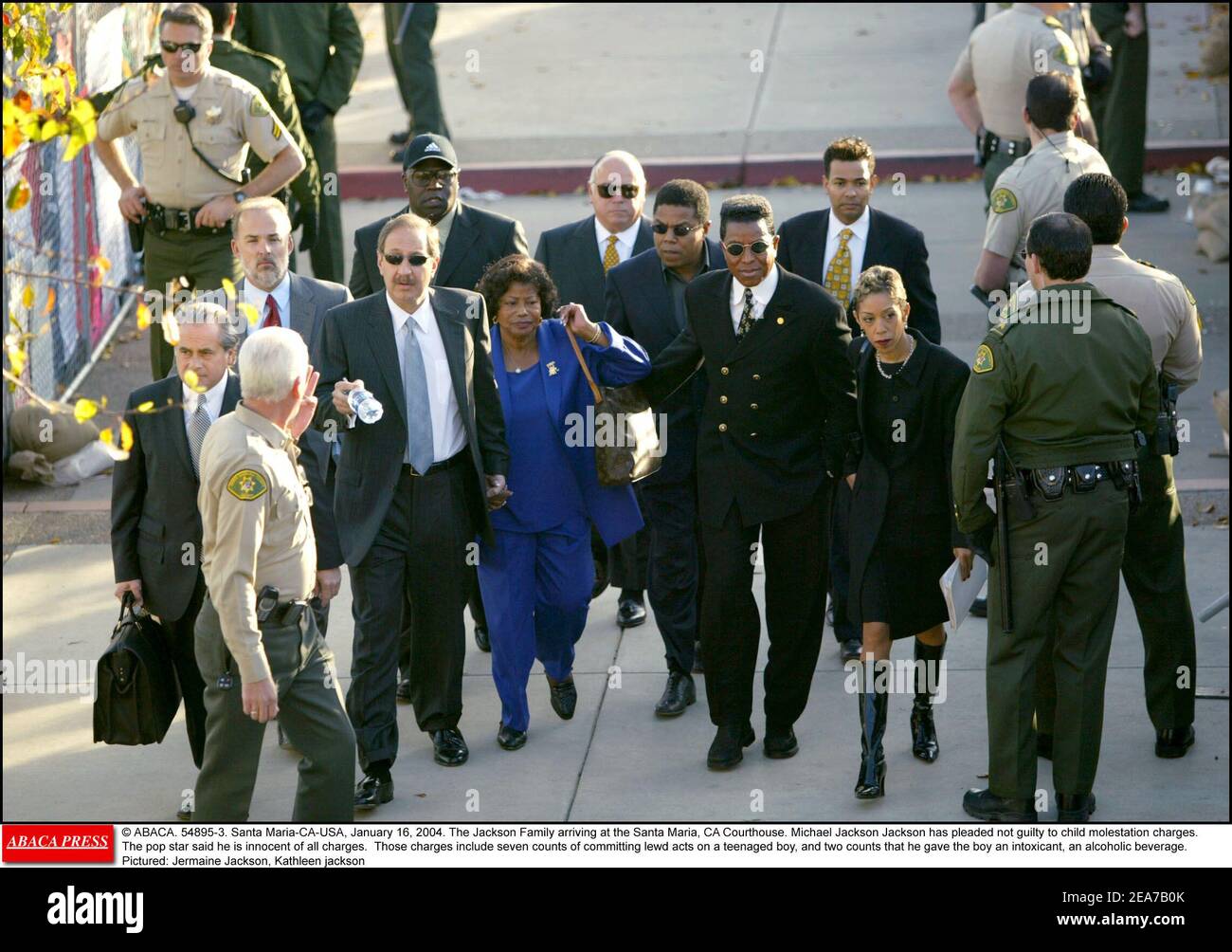 © ABACA. 54895-3. Santa Maria-CA-USA, January 16, 2004. The Jackson Family arriving at the Santa Maria, CA Courthouse. Michael Jackson Jackson has pleaded not guilty to child molestation charges. The pop star said he is innocent of all charges. Those charges include seven counts of committing lewd acts on a teenaged boy, and two counts that he gave the boy an intoxicant, an alcoholic beverage. Pictured: Jermaine Jackson, Kathleen jackson Stock Photo