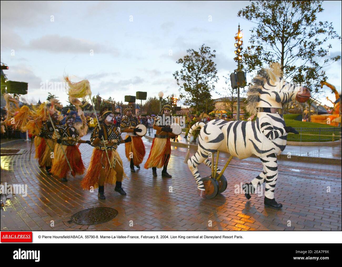 Roi lion disneyland paris hi-res stock photography and images - Alamy