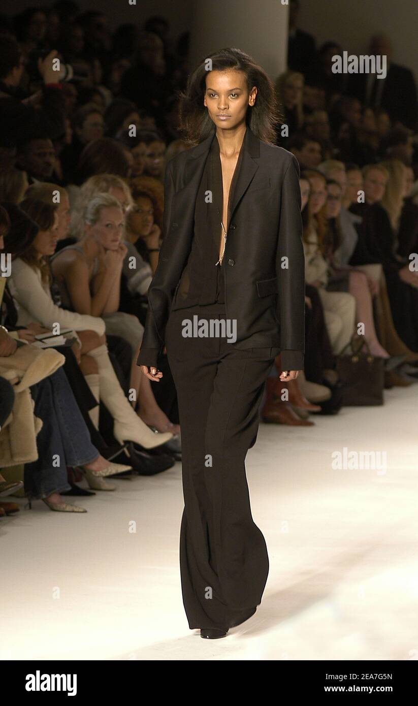 Model Carmen Kass backstage the Calvin Klein Fall 2004 Fashion Show at Milk  Studios in New York City on February 12, 2004. Photo by S. Vlasic/ABACA  (pictured: Francisco Costa Stock Photo - Alamy