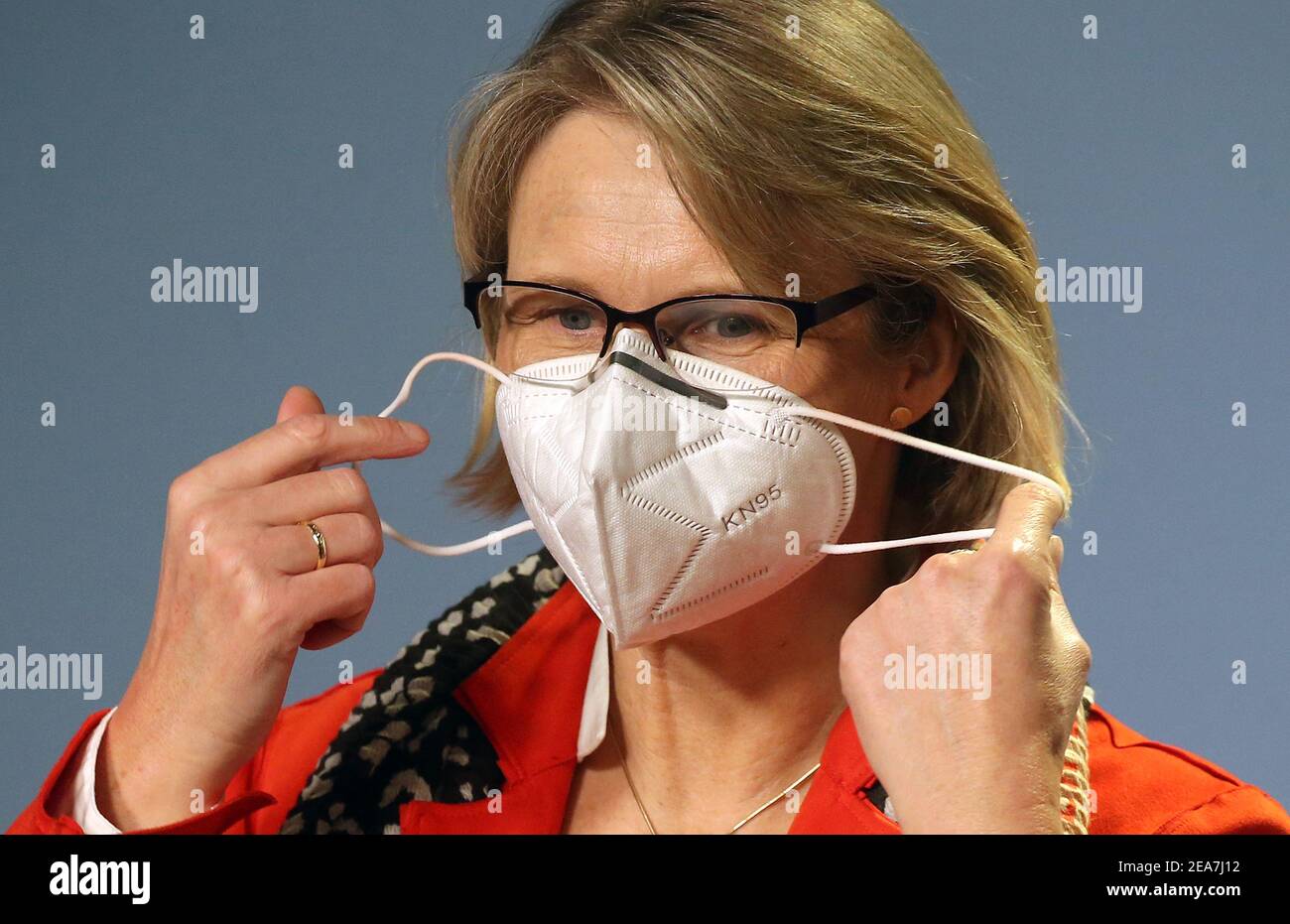 08 February 2021, Berlin: Anja Karliczek (CDU), Federal Minister of Education and Research, takes off her FFP2 mask at the beginning of a press conference at the Federal Ministry of Education before presenting the paper on the prevention and control of Corona transmission in schools. Photo: Wolfgang Kumm/dpa Stock Photo