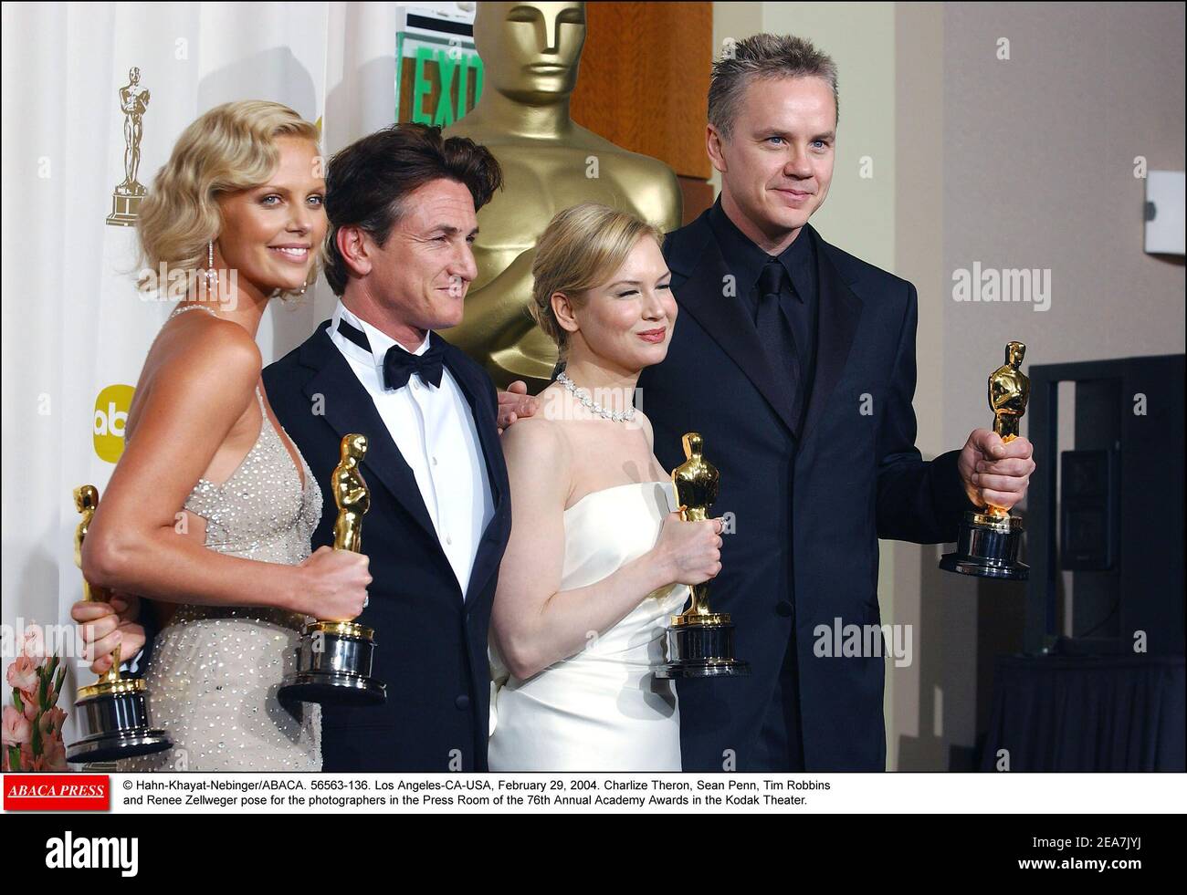 шарлиз террон с оскаром. оскар 2004. оскар 2004 сцена. оскар 2004 год. шон пенн оскар.