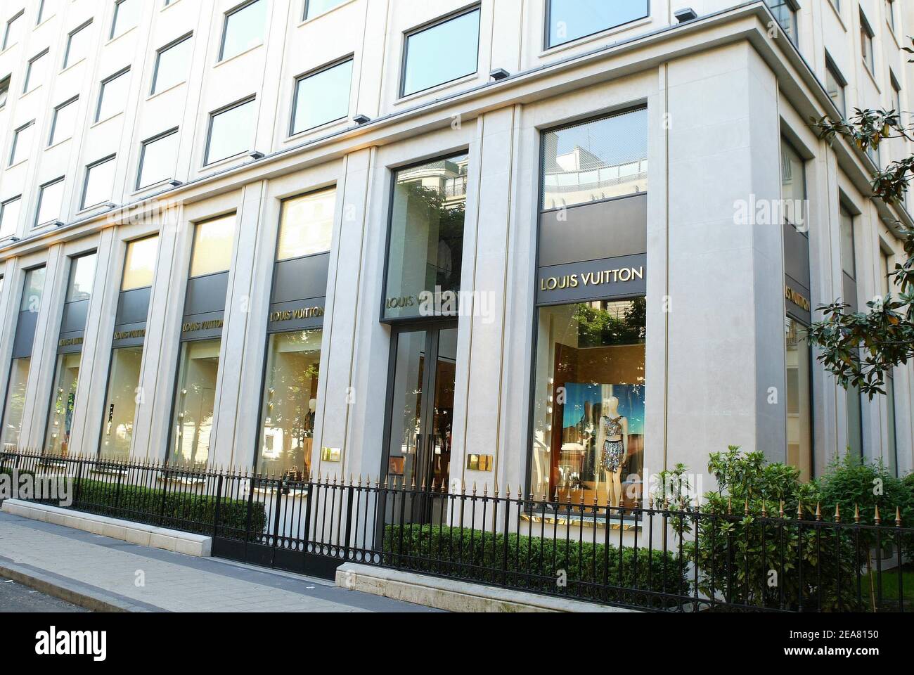 The Louis Vuitton Moet Hennessy store on Avenue Montaigne in Paris, on  Saturday May 1st, 2004. Photo by Laurent Zabulon/ABACA Stock Photo - Alamy