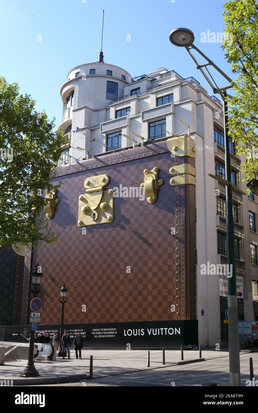 Paris, France, Crowd Outside, Louis Vuitton, LVMH Luxury Clothing Store on  Ave. Champs-ELysees, with Modern Art Decorations by : Yayoi KUSAMA, 2023  Stock Photo - Alamy