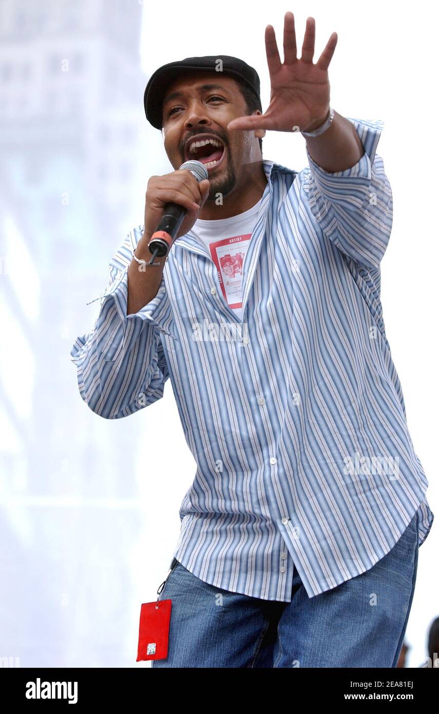 Jesse L. Martin performs live at the 7th annual Revlon Run / Walk for Women on Times Square, New York, on Saturday, May 1, 2004. (Pictured : Jesse L. Martin). Photo by Nicolas Khayat/ABACA. Stock Photo