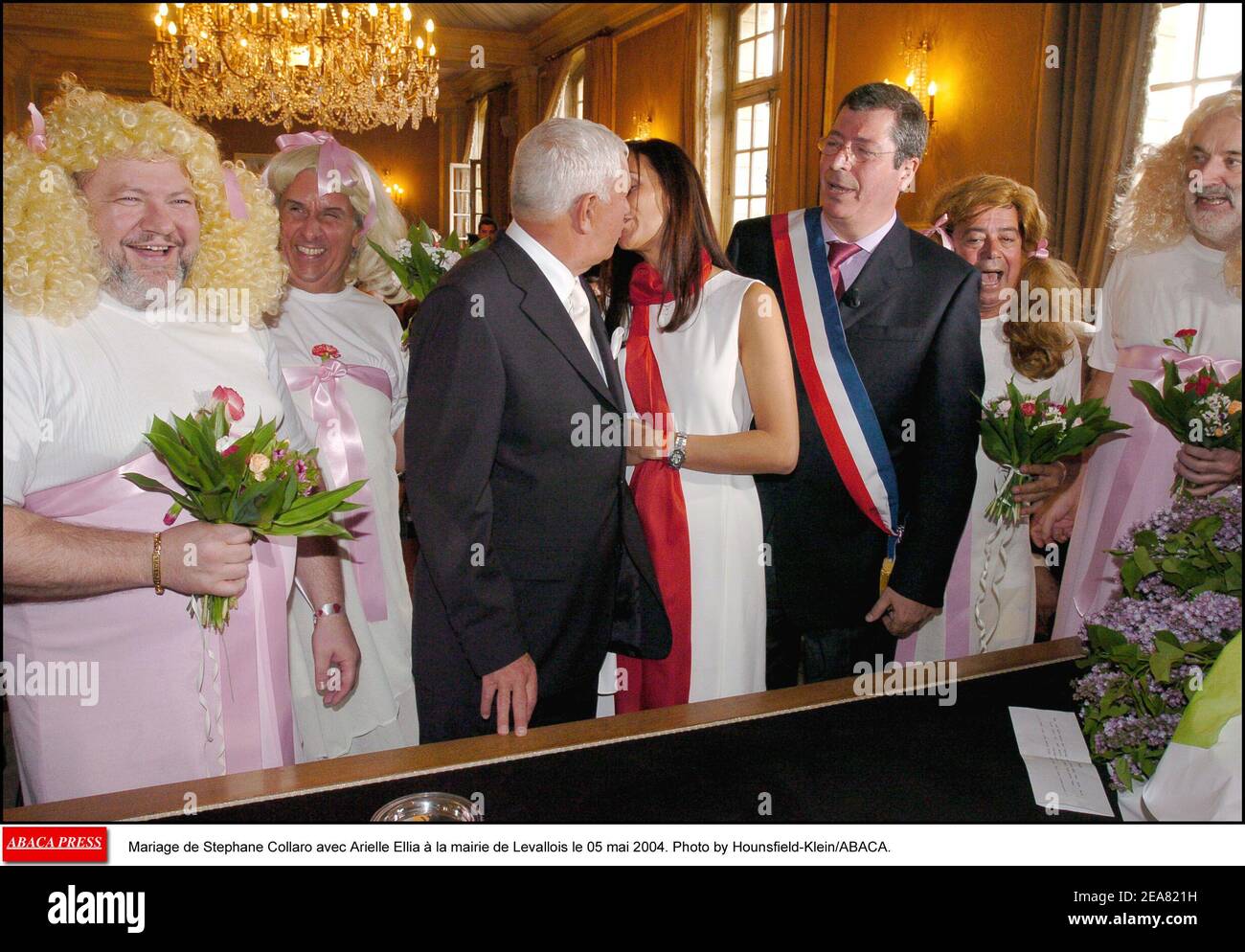 Mariage de Stephane Collaro avec Arielle Ellia ˆ la mairie de Levallois le 05 mai 2004. Photo by Hounsfield-Klein/ABACA. Stock Photo
