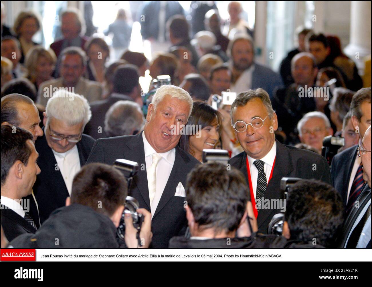 Jean Roucas invit du mariage de Stephane Collaro avec Arielle Ellia ˆ la mairie de Levallois le 05 mai 2004. Photo by Hounsfield-Klein/ABACA. Stock Photo
