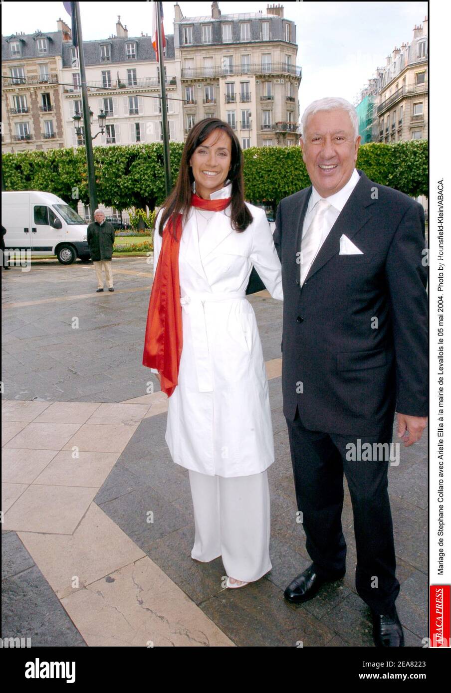 Mariage de Stephane Collaro avec Arielle Ellia ˆ la mairie de Levallois le 05 mai 2004. Photo by Hounsfield-Klein/ABACA. Stock Photo