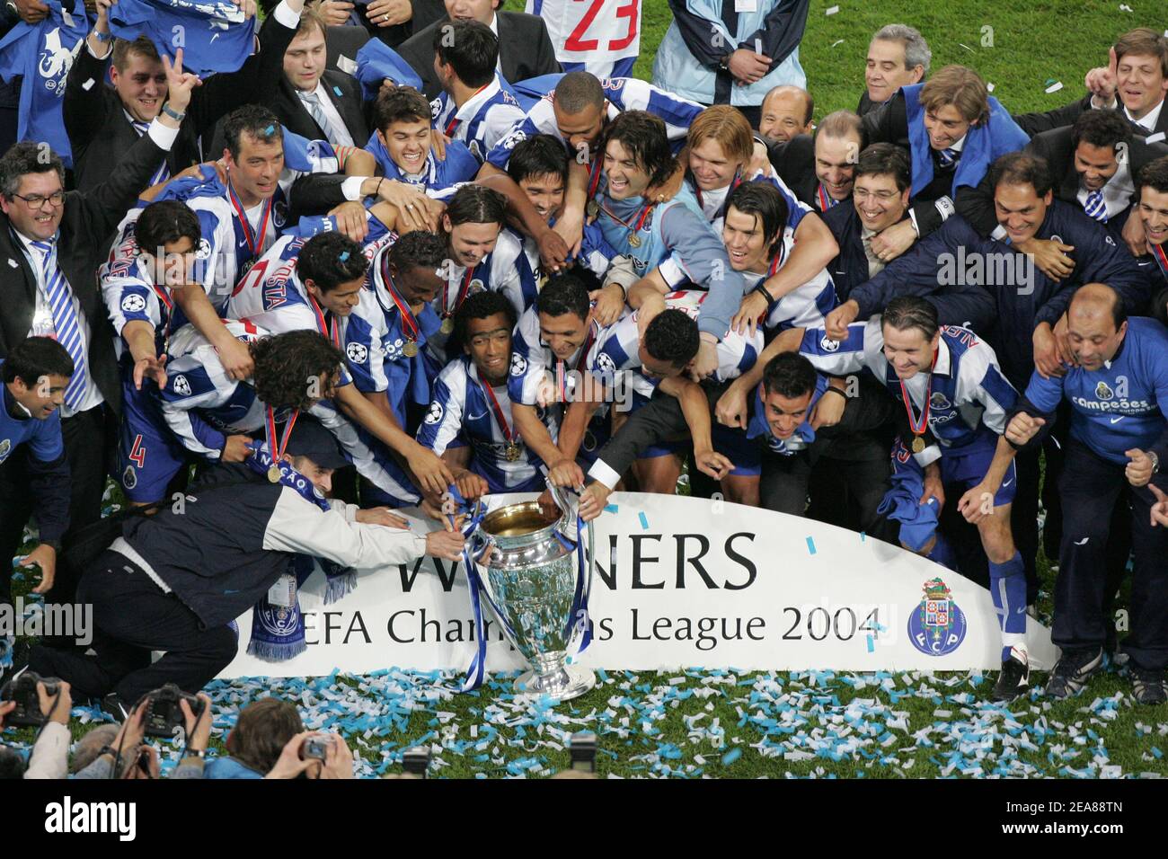 The FC Porto team pictured after their victory in the Champions League  final vs AS Monaco (0-3) in Gelsenkirchen-Germany on Wednedsday, May 26,  2004. Photo by Nebinger-Zabulon/ABACA Stock Photo - Alamy