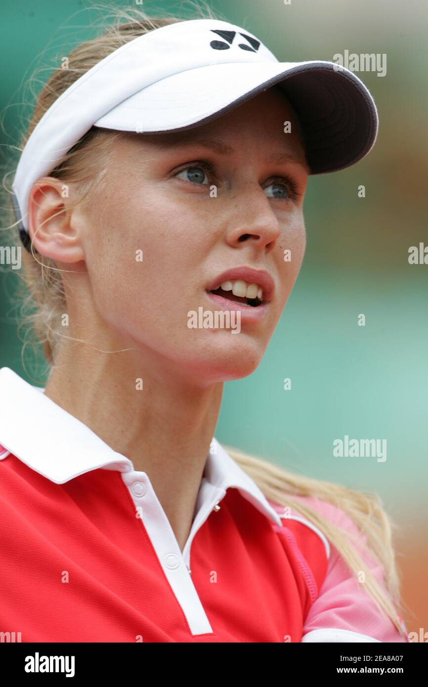 Russian tennis player Elena Dementieva pictured during her victory vs French player Amelie Mauresmo (6-3, 6-4) in the quarter finals of the French Open 2004 at Roland Garros in Paris-France on Tuesday, June 1, 2004. Photo by Gorassini-Zabulon/ABACA. Stock Photo