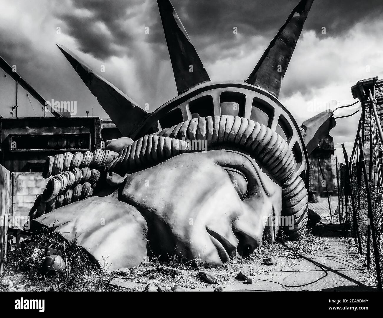 Broken statue of liberty hi-res stock photography and images ...