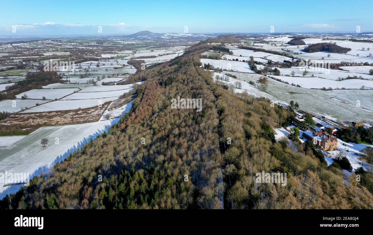 Shropshire Hills, England, Uk. February 8th 2021. A sprinkling of snow from storm Darcy paints the picturesque landscape white near Wenlock Edge in Shropshire. Credit: Sam Bagnall/Alamy Live News Stock Photo