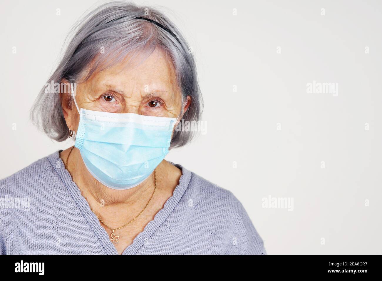 Worried senior woman with mask, pandemic concept Stock Photo