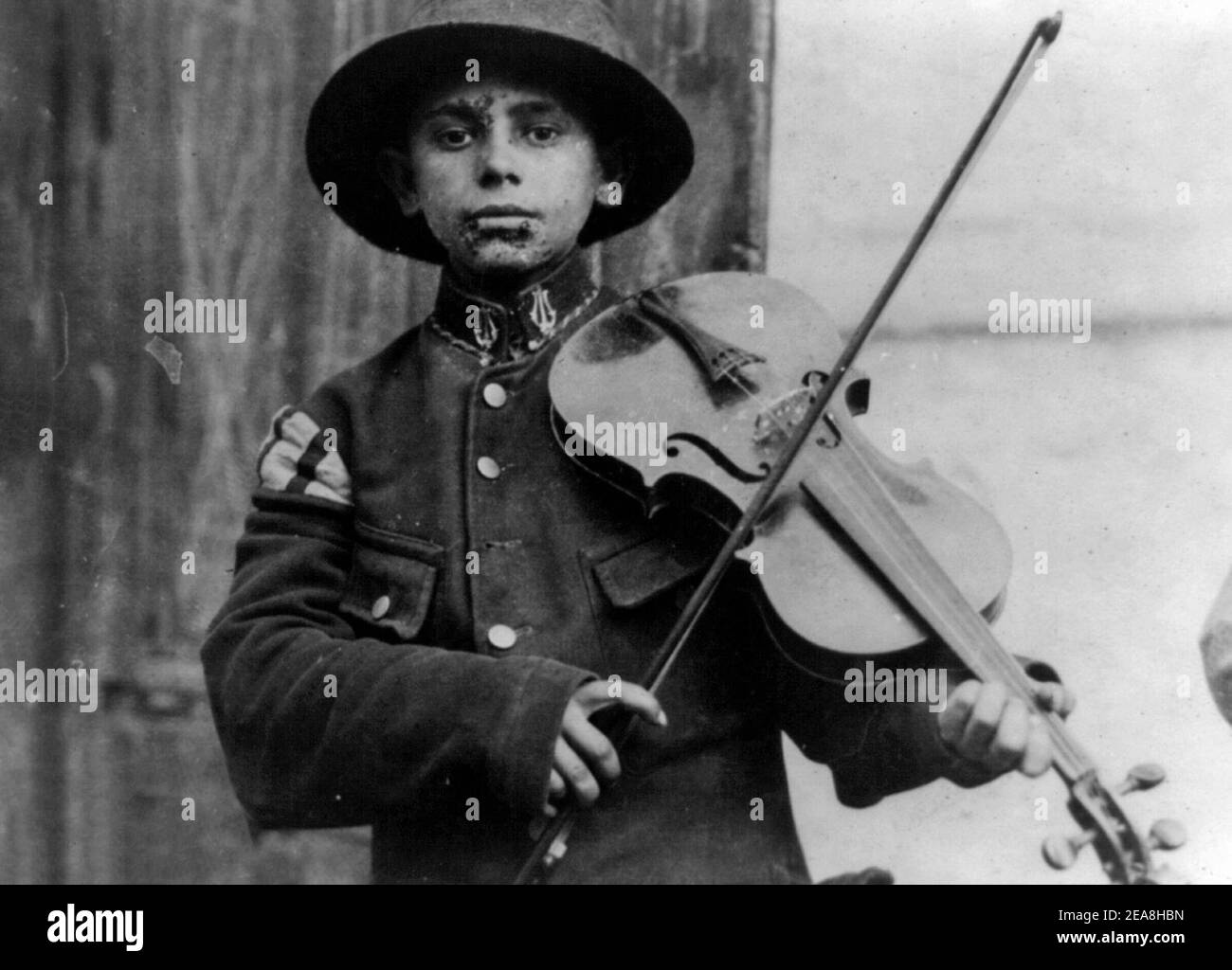 A Christmas street fiddler, Belgrade, Serbia, December 1918 Stock Photo