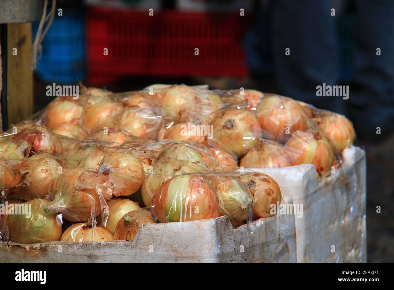 Onions in grocery hi-res stock photography and images - Alamy