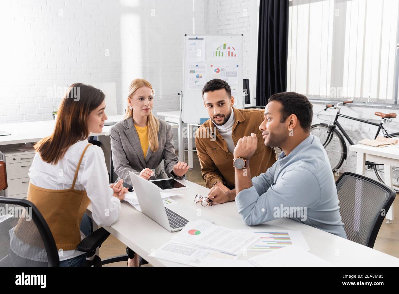 Office multicultural computer hi-res stock photography and images - Alamy