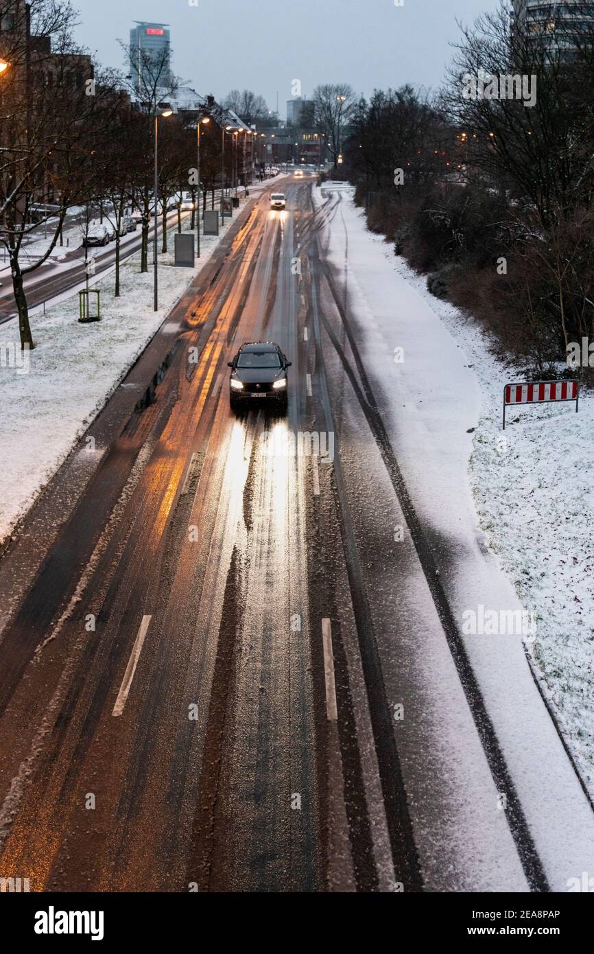 Schnee am Kennedydamm in Düsseldorf, ungewohnte Straßenverhältnisse sorgen für wenig Verkehr und vorsichtiges Fahrverhalten Stock Photo