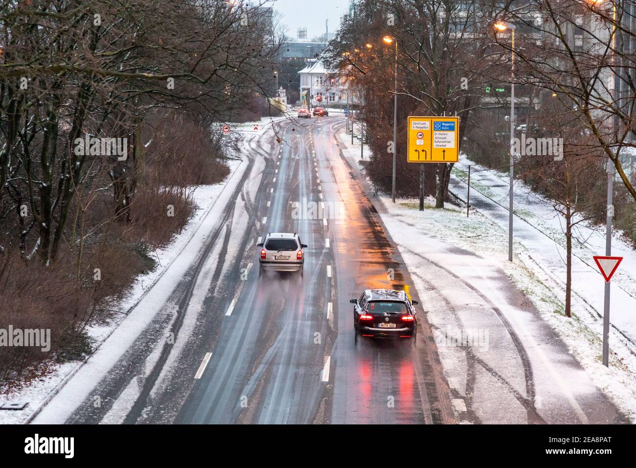 Schnee am Kennedydamm in Düsseldorf, ungewohnte Straßenverhältnisse sorgen für wenig Verkehr und vorsichtiges Fahrverhalten Stock Photo
