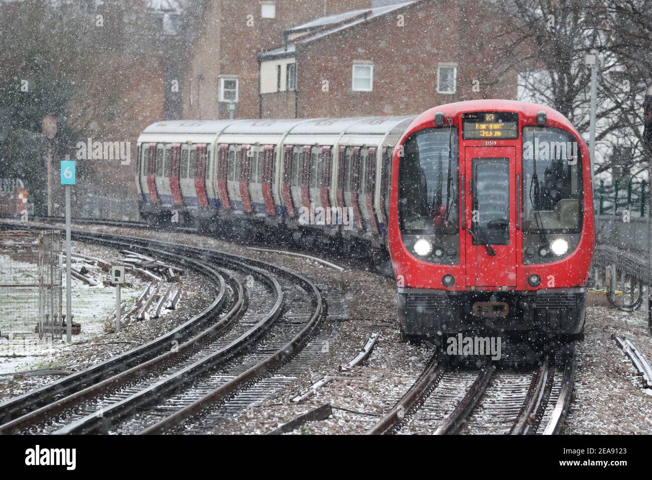 A Hammersmith and Circle line train arrives at Ladbroke Grove station