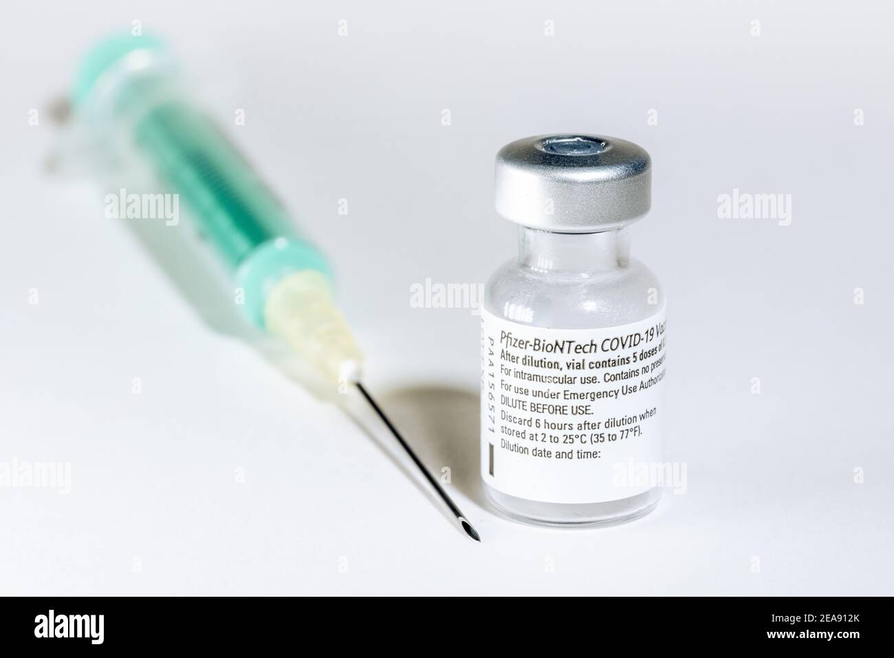 Injektionsflasche des Corona Impfstoffs von Pizer-Biontech - Symbolbild Stock Photo