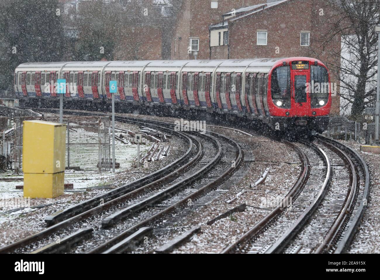 A Hammersmith and Circle line train arrives at Ladbroke Grove station