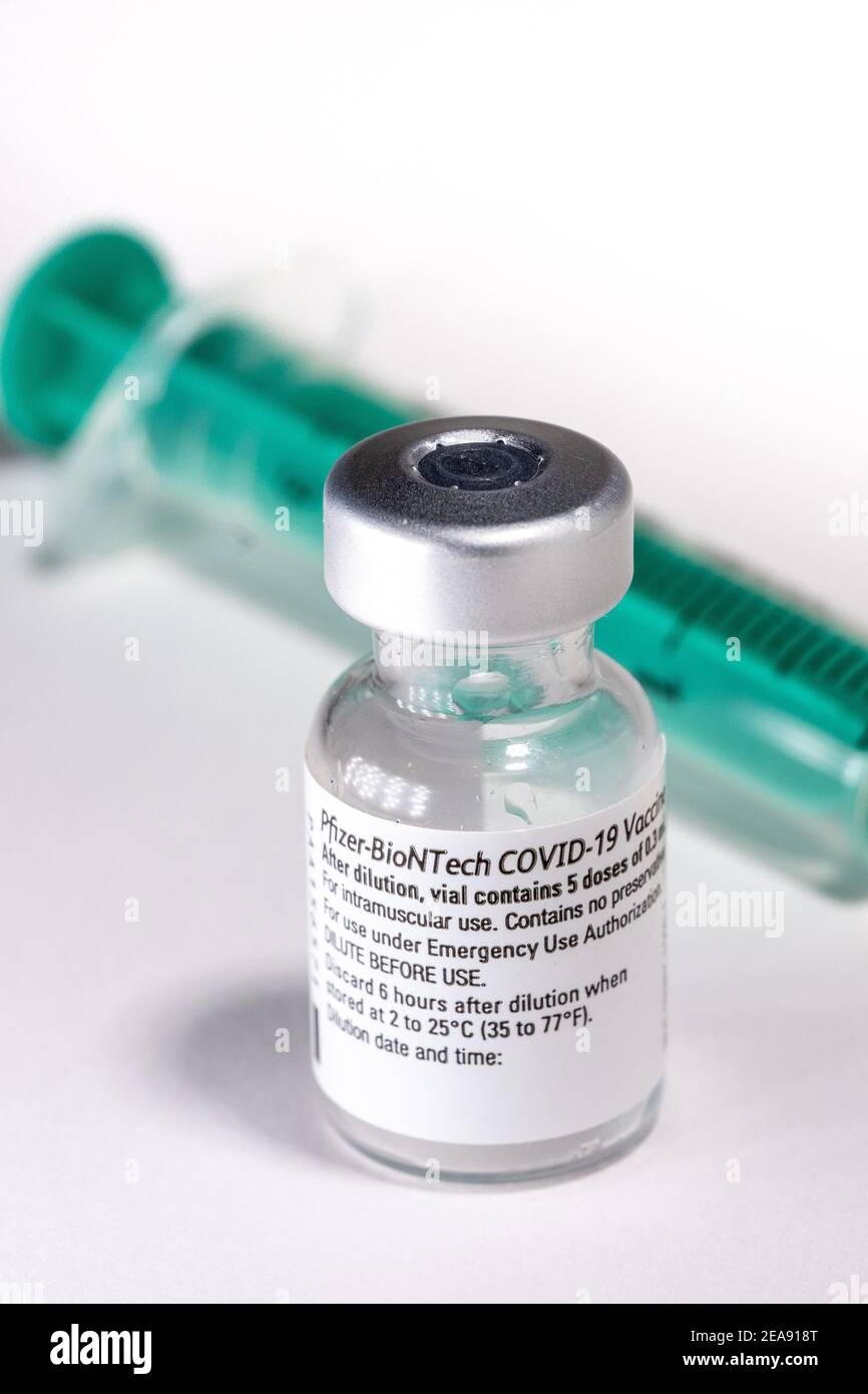 Injektionsflasche des Corona Impfstoffs von Pizer-Biontech - Symbolbild Stock Photo