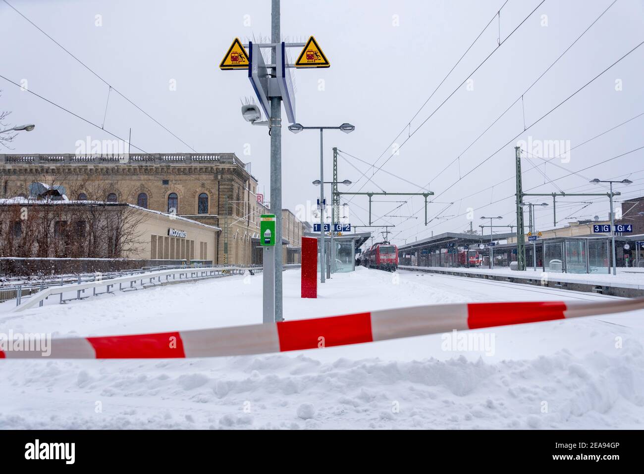 Magdeburg, Germany. 07th Feb, 2021. A train stands at a track in Magdeburg main station. Access to the platform is blocked due to snow drifts. Credit: Stephan Schulz/dpa-Zentralbild/ZB/dpa/Alamy Live News Stock Photo