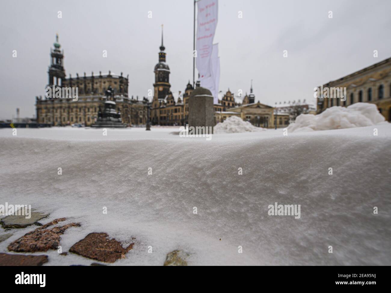 Dresden, Germany. 07th Feb, 2021. Snow-covered is the Theaterplatz in front of the Hofkirche (l-r), the equestrian statue of King Johann, the Hausmannsturm, the Residenzschloss, the Schinkelwache and the Zwinger. Credit: Robert Michael/dpa-Zentralbild/ZB/dpa/Alamy Live News Stock Photo