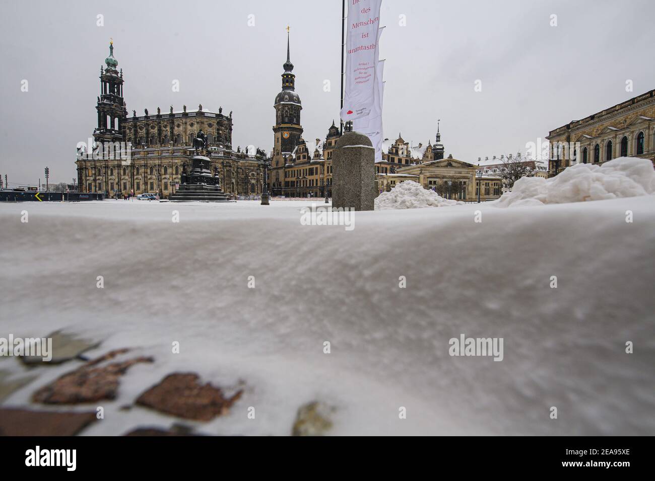 Dresden, Germany. 07th Feb, 2021. Snow-covered is the Theaterplatz in front of the Hofkirche (l-r), the equestrian statue of King Johann, the Hausmannsturm, the Residenzschloss, the Schinkelwache and the Zwinger. Credit: Robert Michael/dpa-Zentralbild/ZB/dpa/Alamy Live News Stock Photo