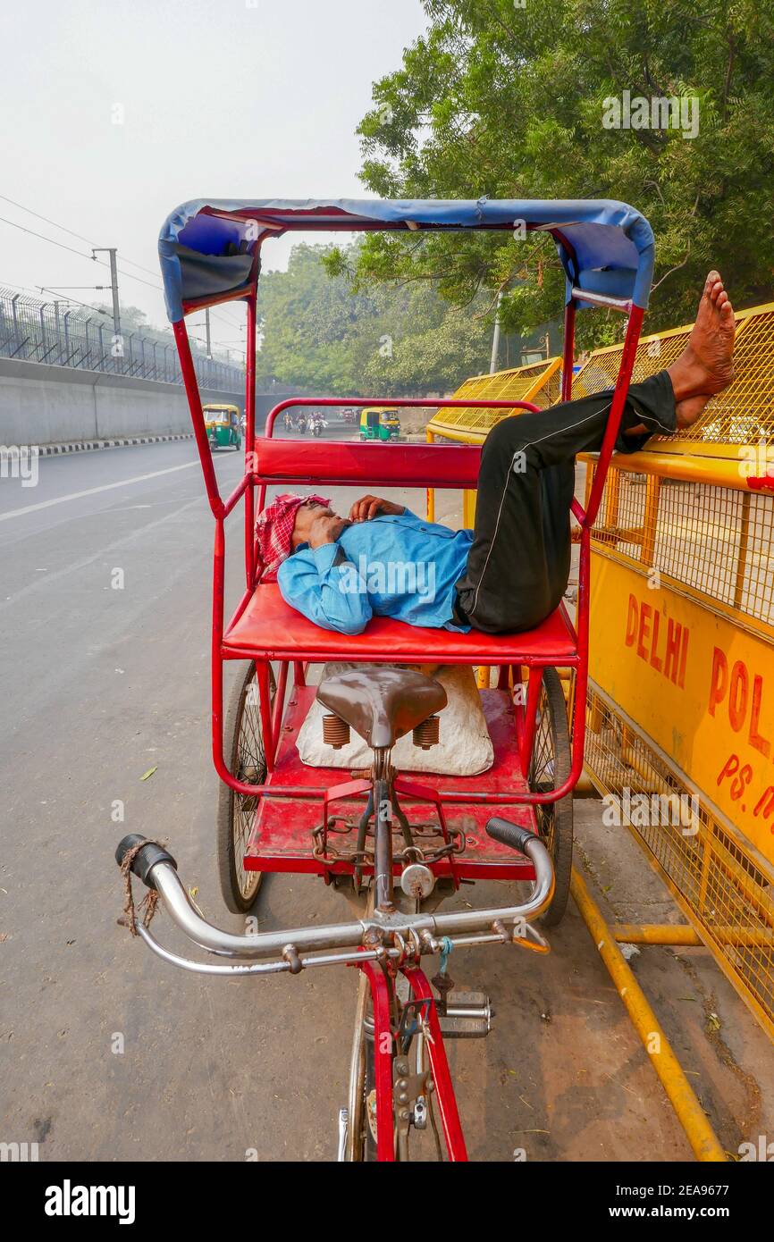 rickshaw with sleeping driver in Delhi, India Stock Photo - Alamy