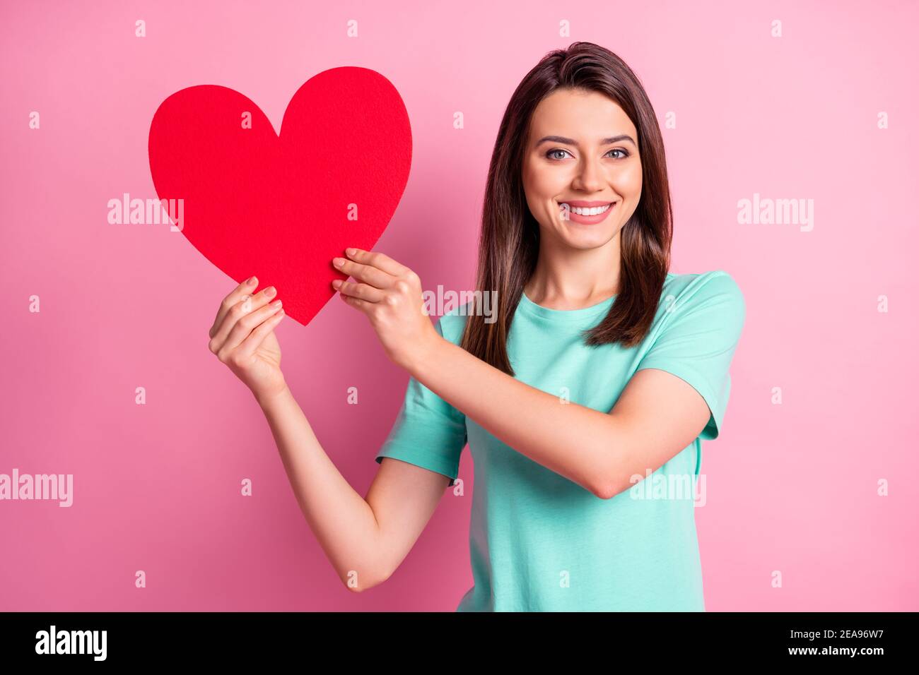 Photo portrait of young girl keeping red paper heart invitation for ...