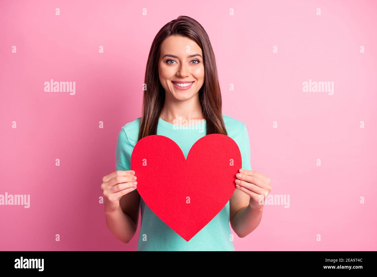 Photo portrait of beautiful girl keeping red heart shaped card smiling ...