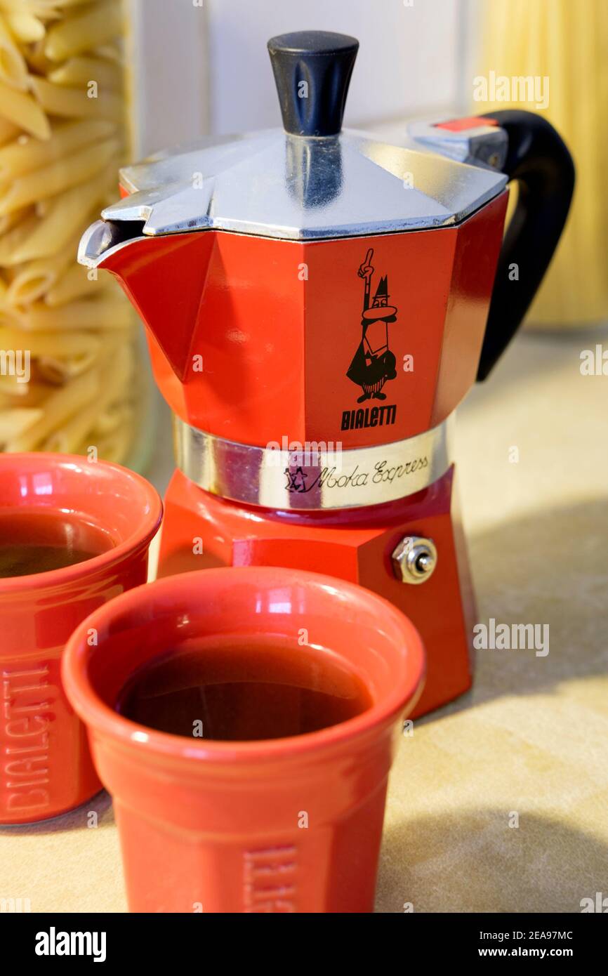 Bialetti Moka Express stove top coffee pot and cups Stock Photo - Alamy