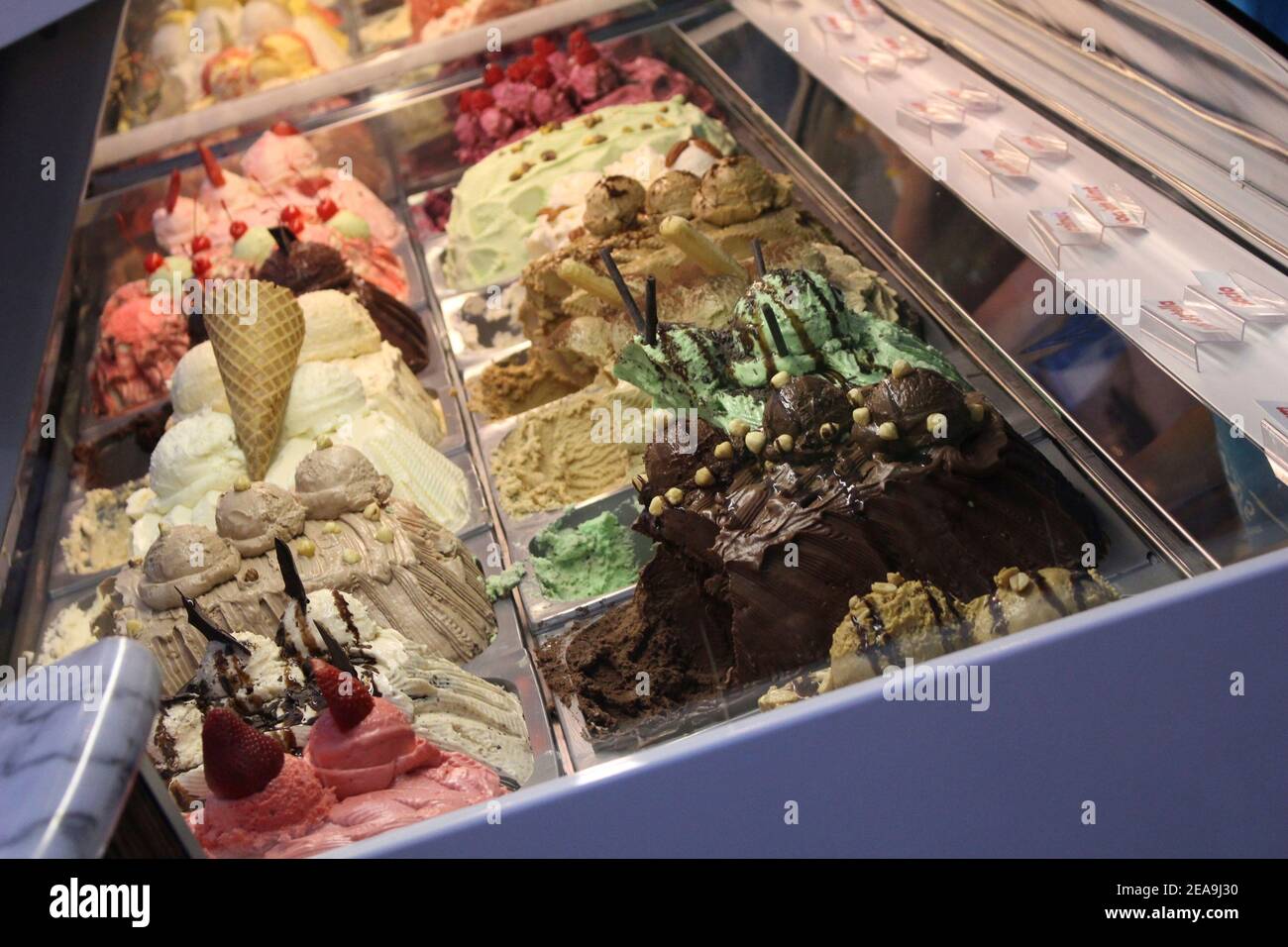 Ice cream shop window hi-res stock photography and images - Alamy