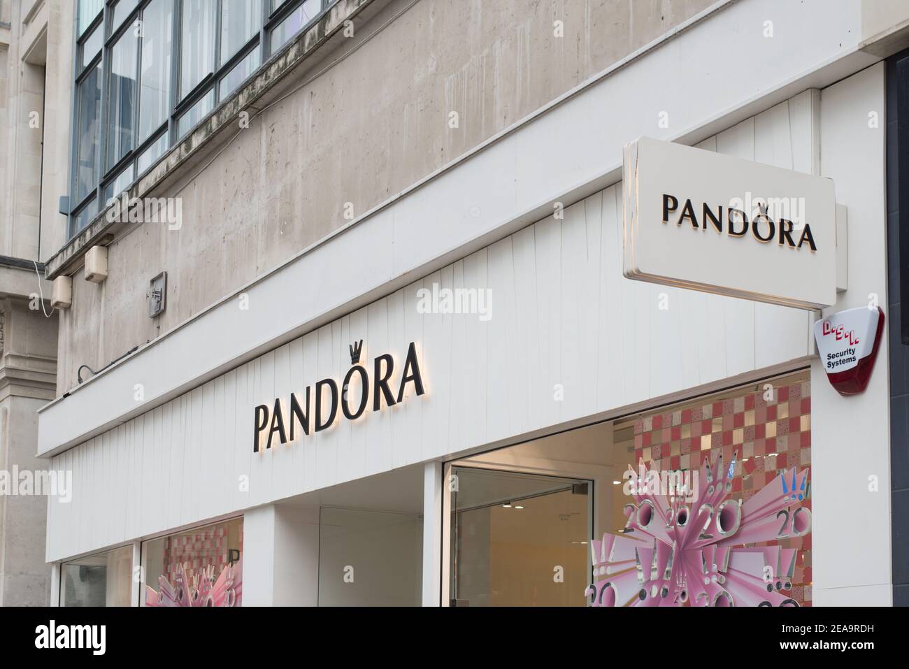 Pandora jewellery shop hi res stock photography and images Alamy