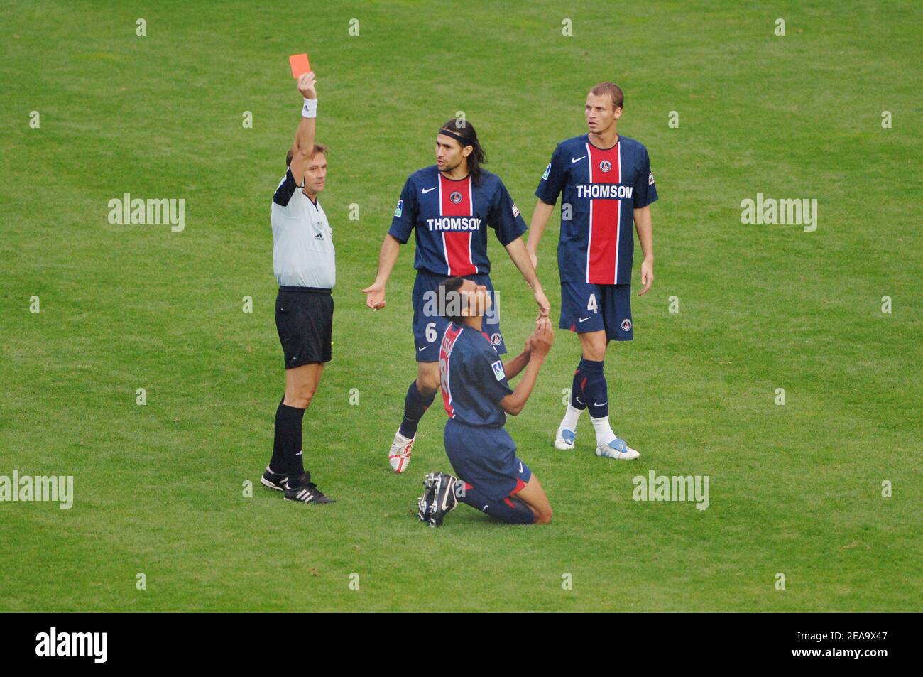 Referee Mr Stephane Moulin gives a Red card to Paris Saint Germain's Edouard Cisse? with Mario Yepes (L) and David Rozehnal (R), Paris Saint-Germain won 2-0 against Nantes during the French championship at the Parc des Princes stadium, in Paris, France, on october 1, 2005. Photo by Christophe Guibbaud/CAMELEON/ABACAPRESS.COM Stock Photo