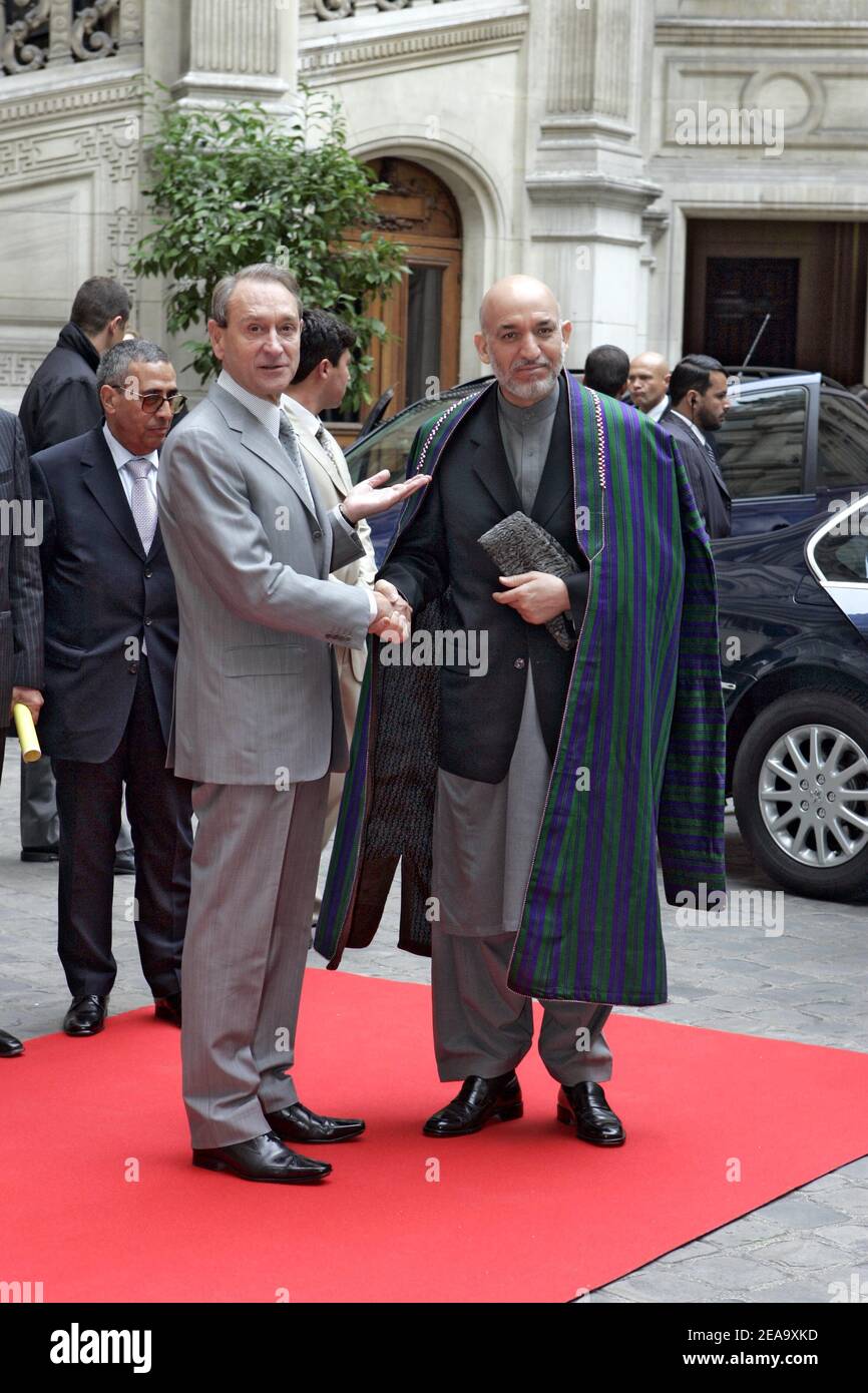 Paris mayor Bertrand Delanoe receives Afghan president Hamid Karzai at the Hotel de Ville in Paris, France on october 4, 2005. Photo by Mousse/ABACAPRESS.COM Stock Photo