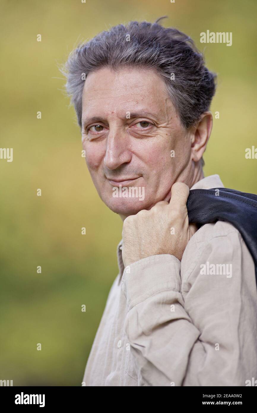 French author, Le Monde Journalist and 2002 Renaudot price, Gerard de Cortanze, poses for our photographer, in Paris, France, on September 29, 2005. Photo by Thierry Orban/Korava/ABACAPRESS.COM Stock Photo
