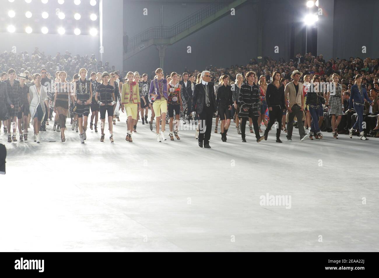 Atmosphere at the Chanel Ready-to-Wear Spring-Summer 2006 collection ...