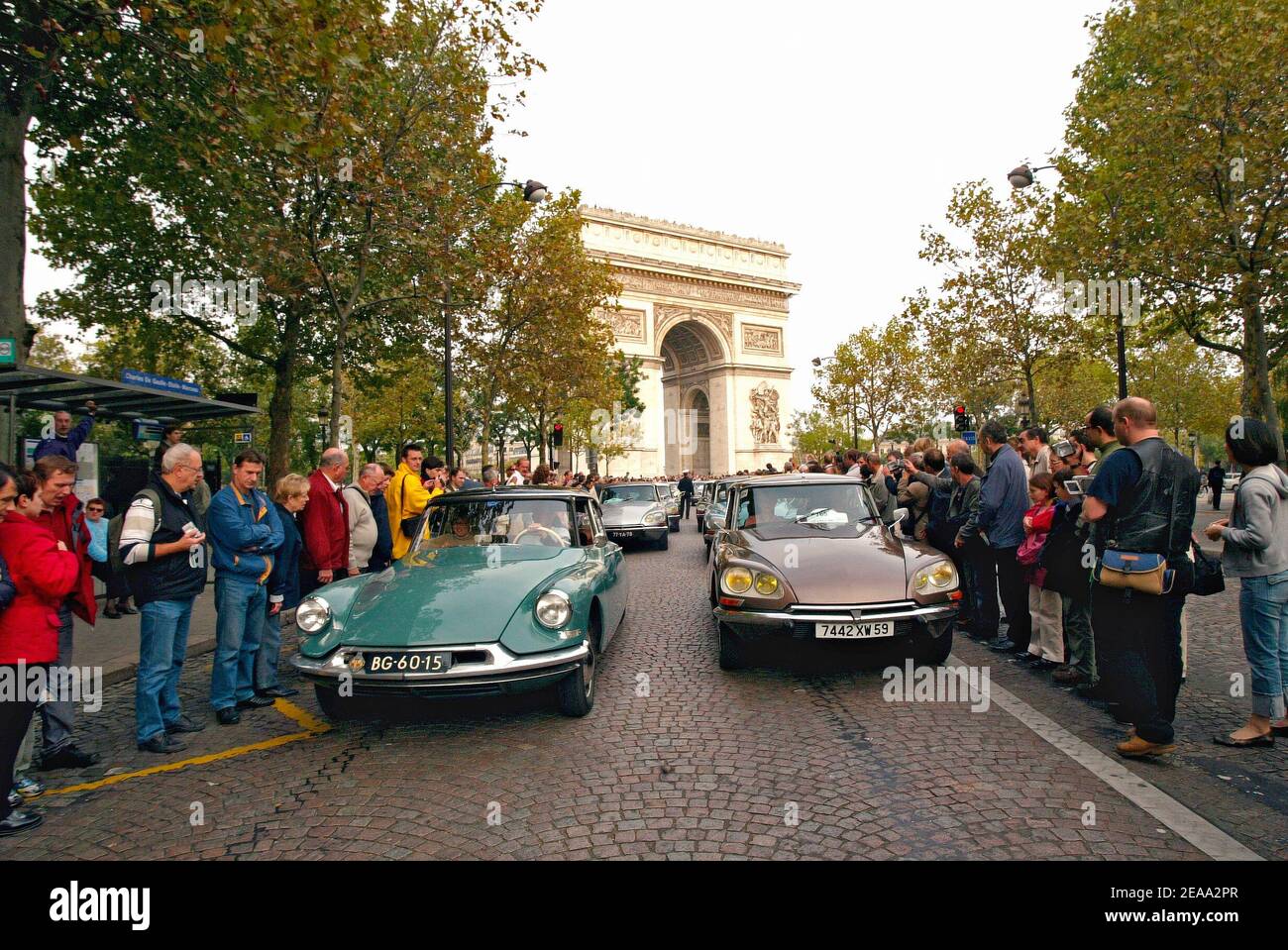 Citroen DS cars parade past the Arc de Triomphe at the top of the Champs-Elysees avenue in Paris, France, on Sunday, October 9, 2005. Some 1,500 DS cars were taking part in a parade celebrating the 50th anniversary of the model. The first Citroen, the DS 19, appeared at the Paris auto show on October 6, 1955. Photo by Mehdi Taamallah/ABACAPRESS.COM. Stock Photo