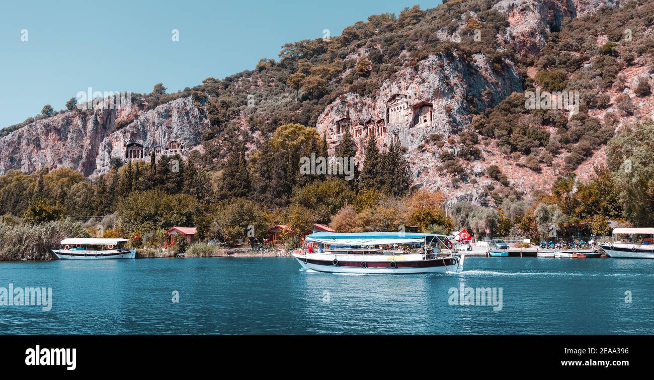 cruise-ships-and-ferry-boats-with-turkish-flags-transport-tourists-to