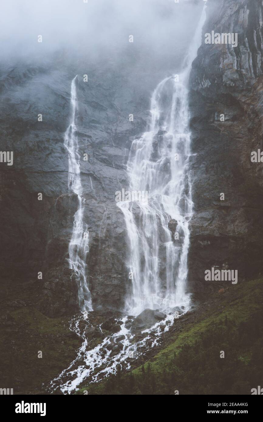 Foggy mountain landscape rocky hi-res stock photography and images - Alamy