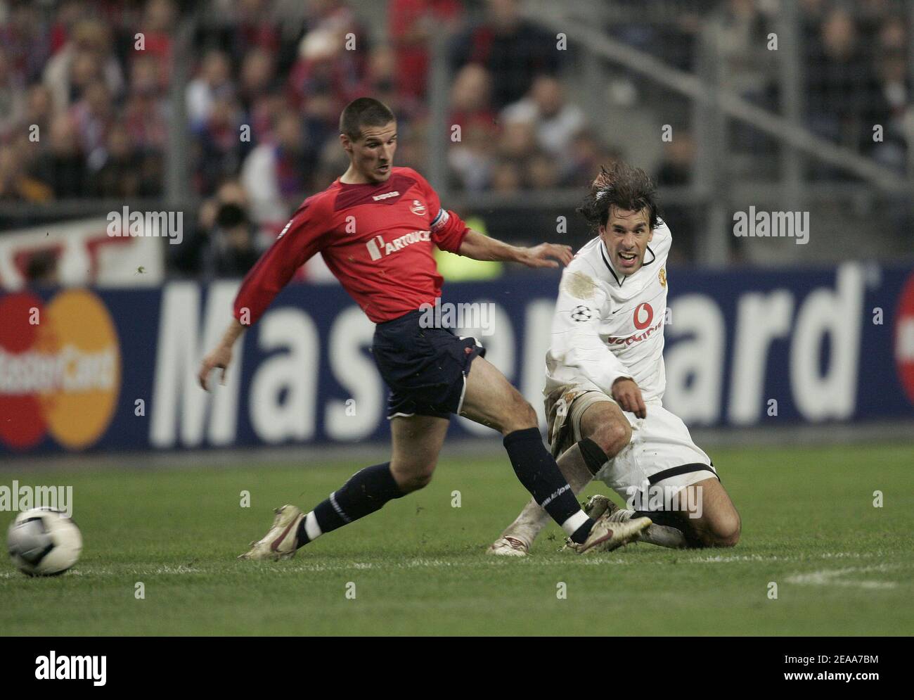 Manchester's Ruud Van Nistelrooy clears the ball under pressure from Lille's Gregory Tafforeau during the UEFA Champions League, Lille vs Manchester, in Saint-Denis near Paris, France, on November 2, 2005. Lille won 1-0. Photo by Laurent Zabulon/ABACAPRESS.COM Stock Photo