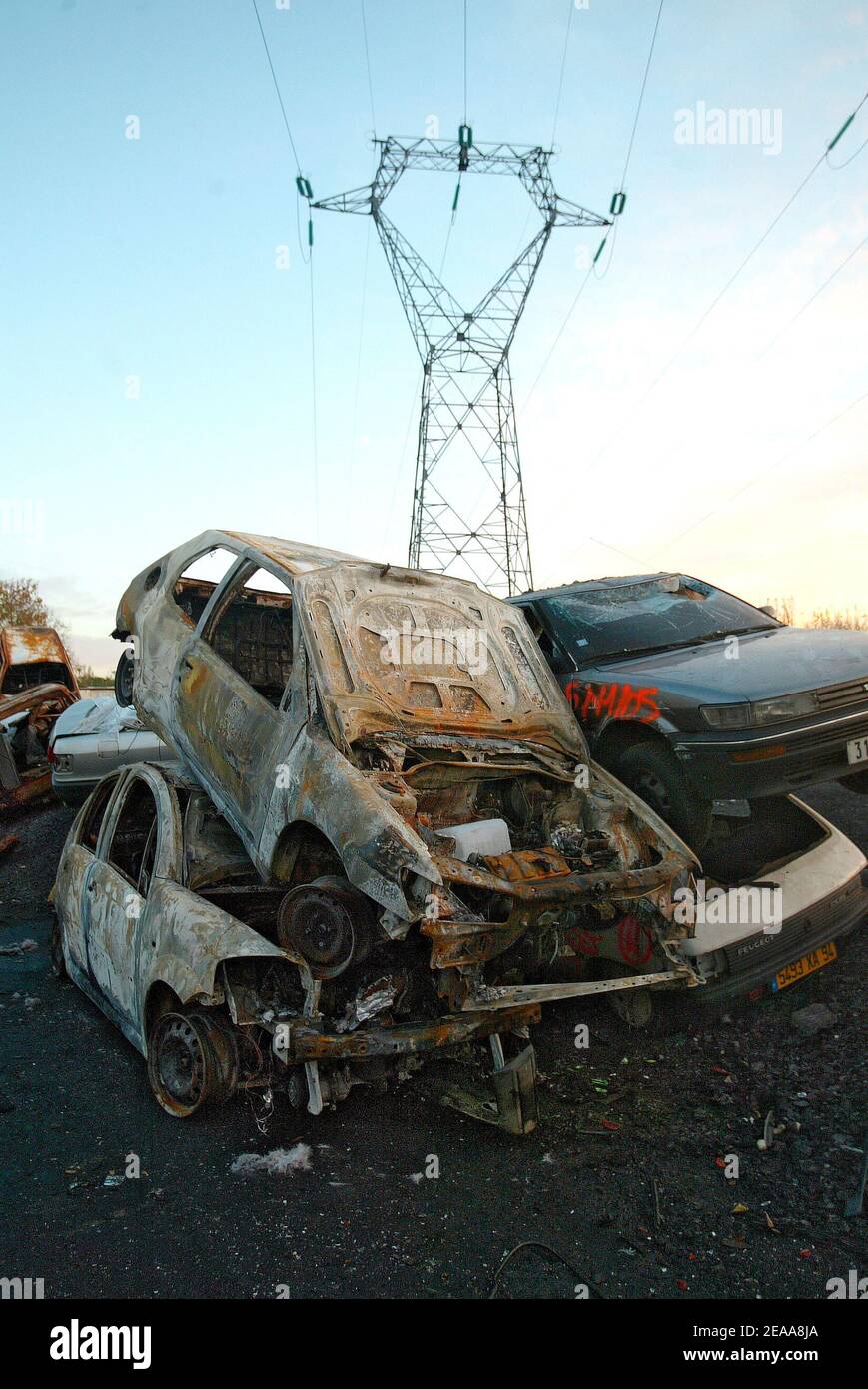 France riots cars hi-res stock photography and images - Alamy