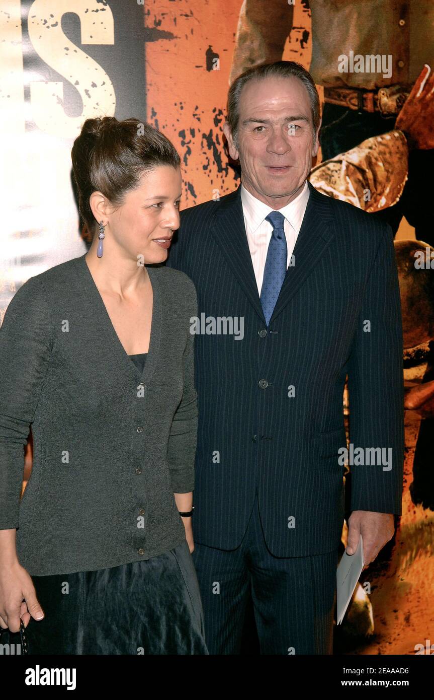 Cast member US actor Tommy Lee Jones and wife Dawn Jones attend the Premiere of 'Trois Enterrements' directed by Tommy Lee Jones at the UGC Normandy Theatre on the Champs Elysees in Paris, France on November 15,2005. Photo by Giancarlo Gorassini/ABACAPRESS.COM Stock Photo