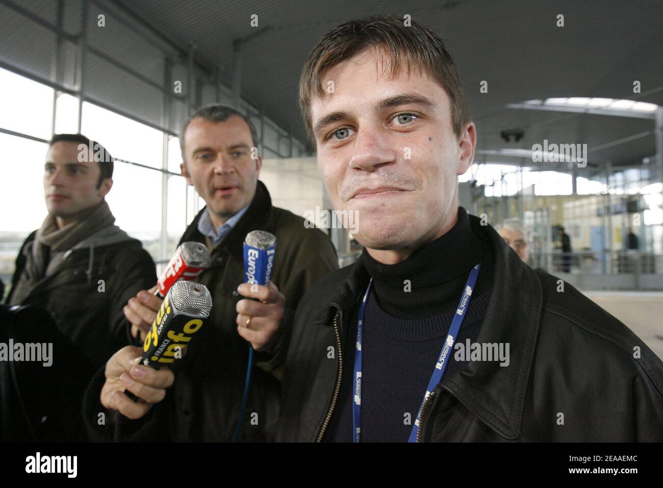 Daniel Legrand, who has been acquited on appeals court in Outreau trial,  arrives to Calais rail station, France, on December 2, 2005. Photo by Mehdi  Taamallah/ABACAPRESS.COM Stock Photo - Alamy