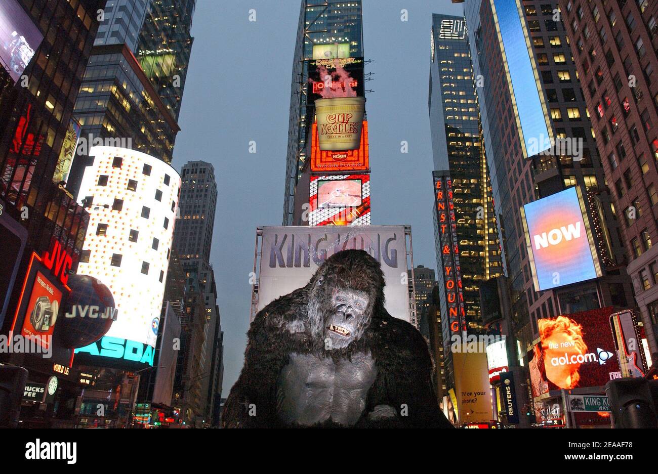 vredig Blokkeren koffer A 20 feet (7 meters) tall statue of King Kong towers in the middle of Times  Square to promote the world premiere of the new movie 'King Kong', in New  York, on