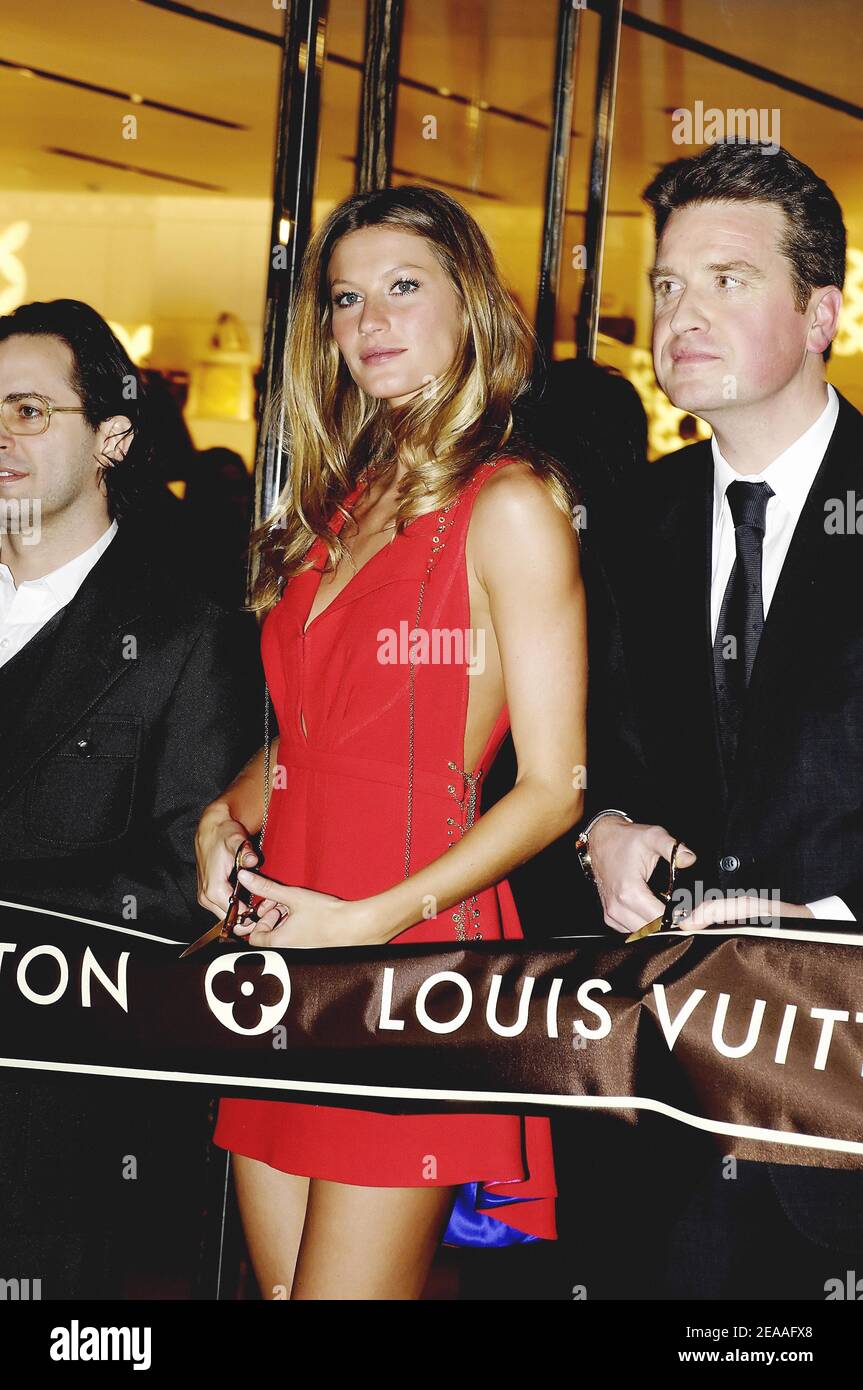 Brazilian top model Gisele Bundchen and Louis Vuitton Director for Asia  Francois Delange host the new Louis Vuitton Store grand opening in Hong  Kong, China on December 8, 2005. Photo by Andrew