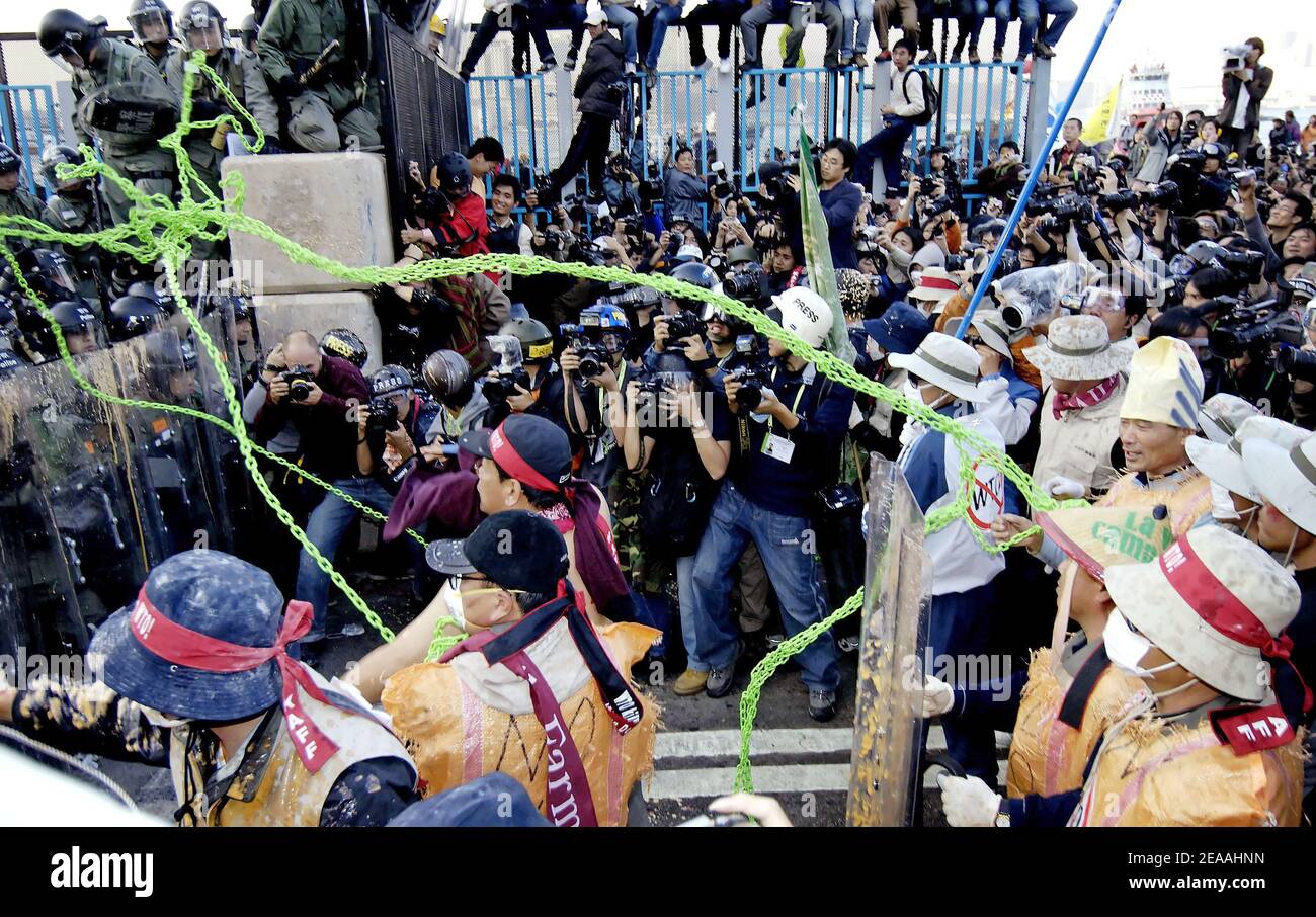 South Korean farmers clash with Hong Kong police outside the Hong Kong Convention Centre where delegates are meeting at the sixth Ministerial Conference of the World Trade Organization on December 17, 2005. The South Koreans have been prominent among demo Stock Photo